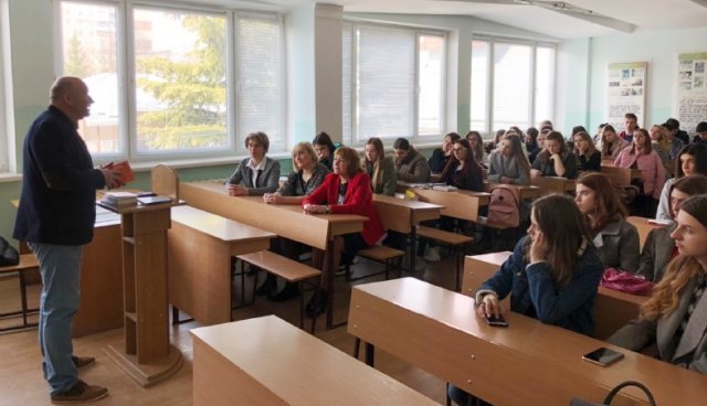 Олександр Казимирович знайомить абітурієнтів із своєю творчістю